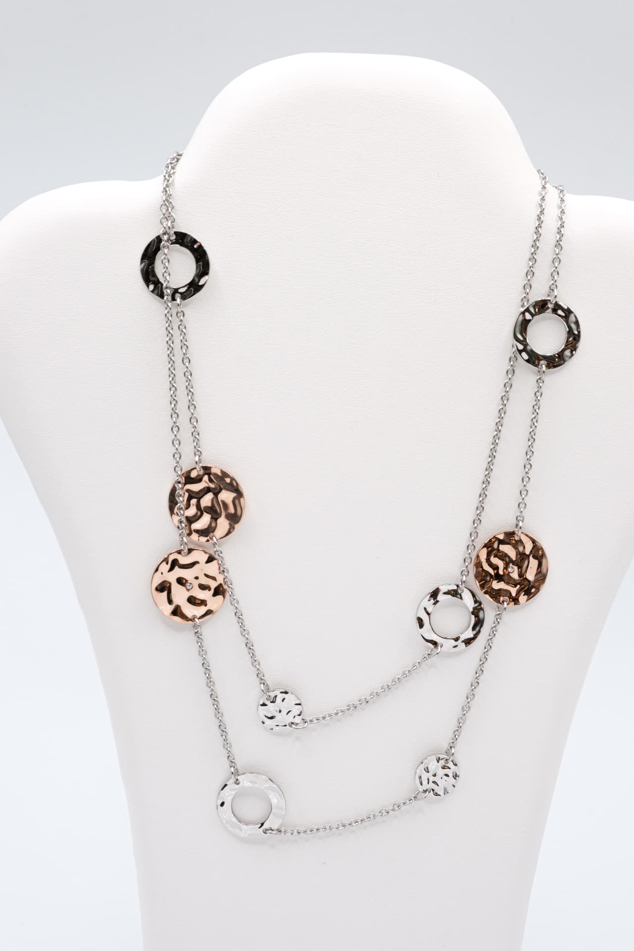 Collana lunga a due fili con dischi martellati in acciaio e oro rosa