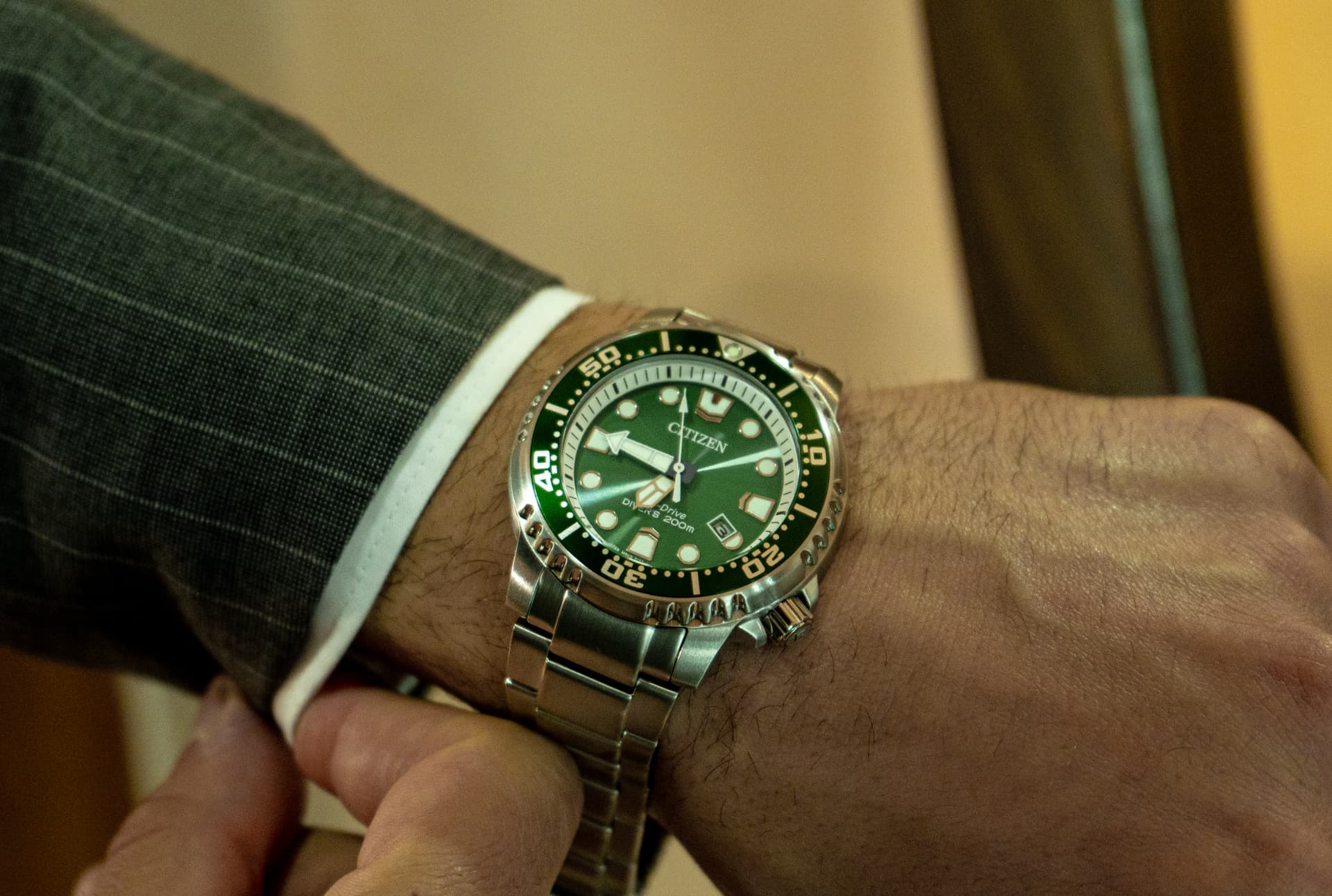 Orologio Citizen Promaster subacqueo con quadrante verde e bracciale in acciaio indossato al polso