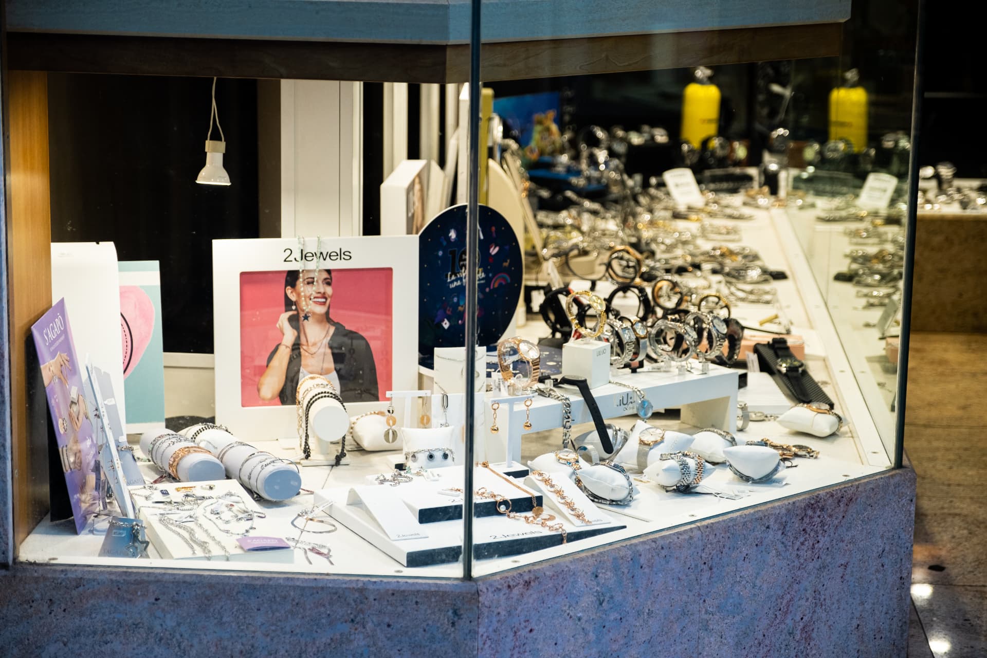 Vetrina della gioielleria con orologi, bracciali e collane in esposizione