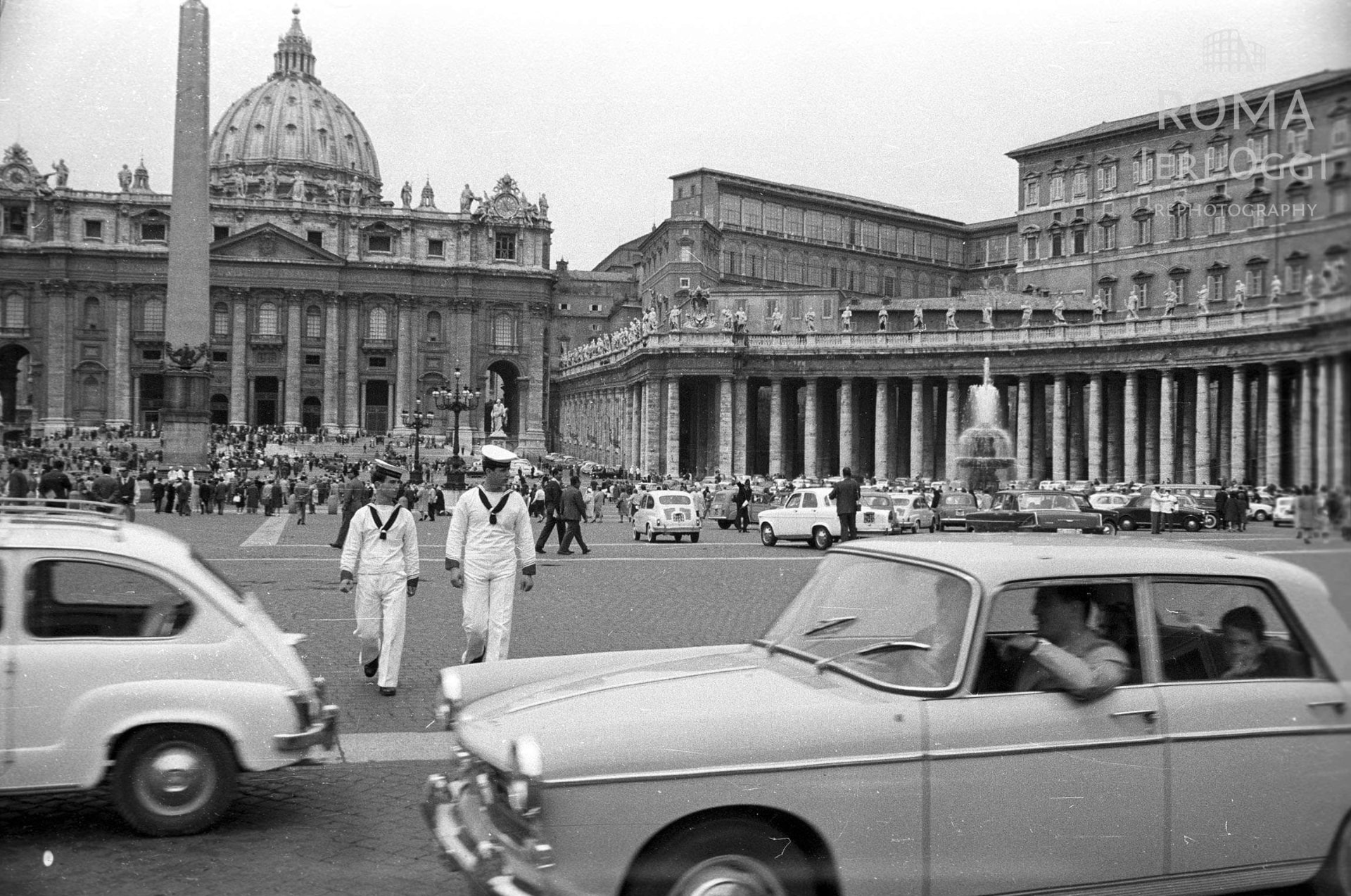 Piazza San Pietro a Roma nei primi anni Sessanta, con automobili d'epoca in transito
