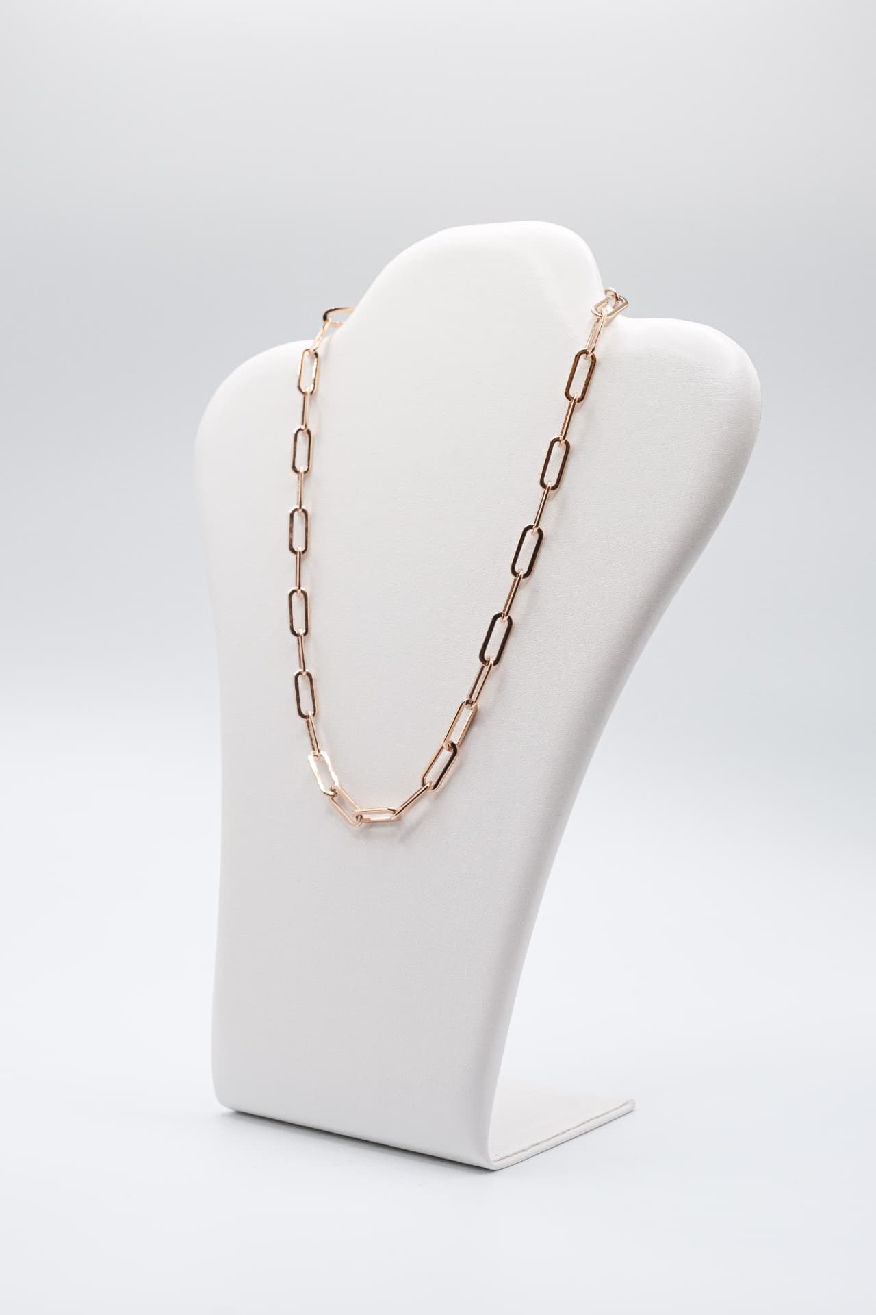 Collana a maglie allungate color oro rosa su espositore da vetrina