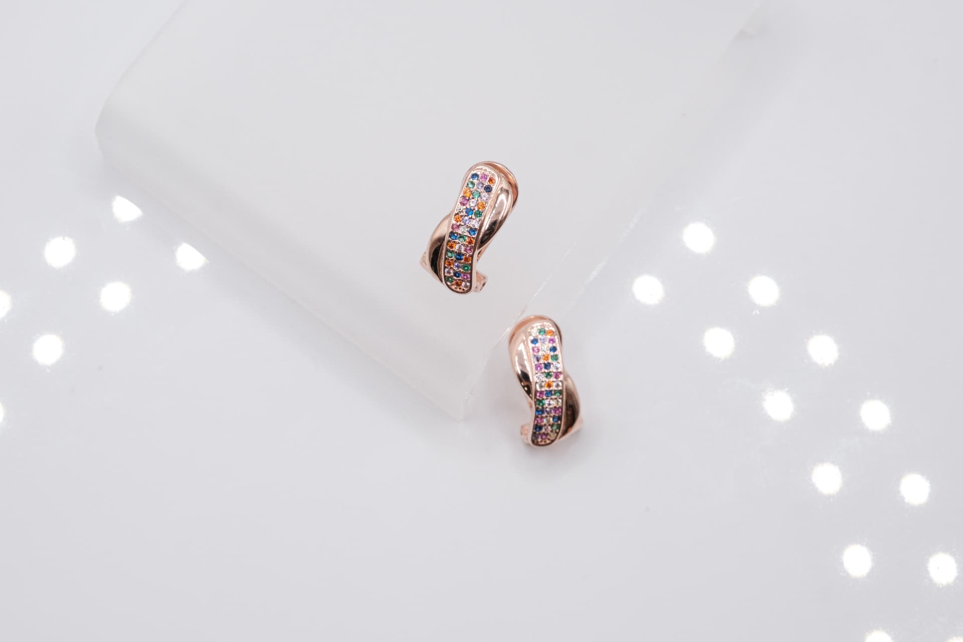 Orecchini a cerchio in oro rosa con pavé di pietre multicolore