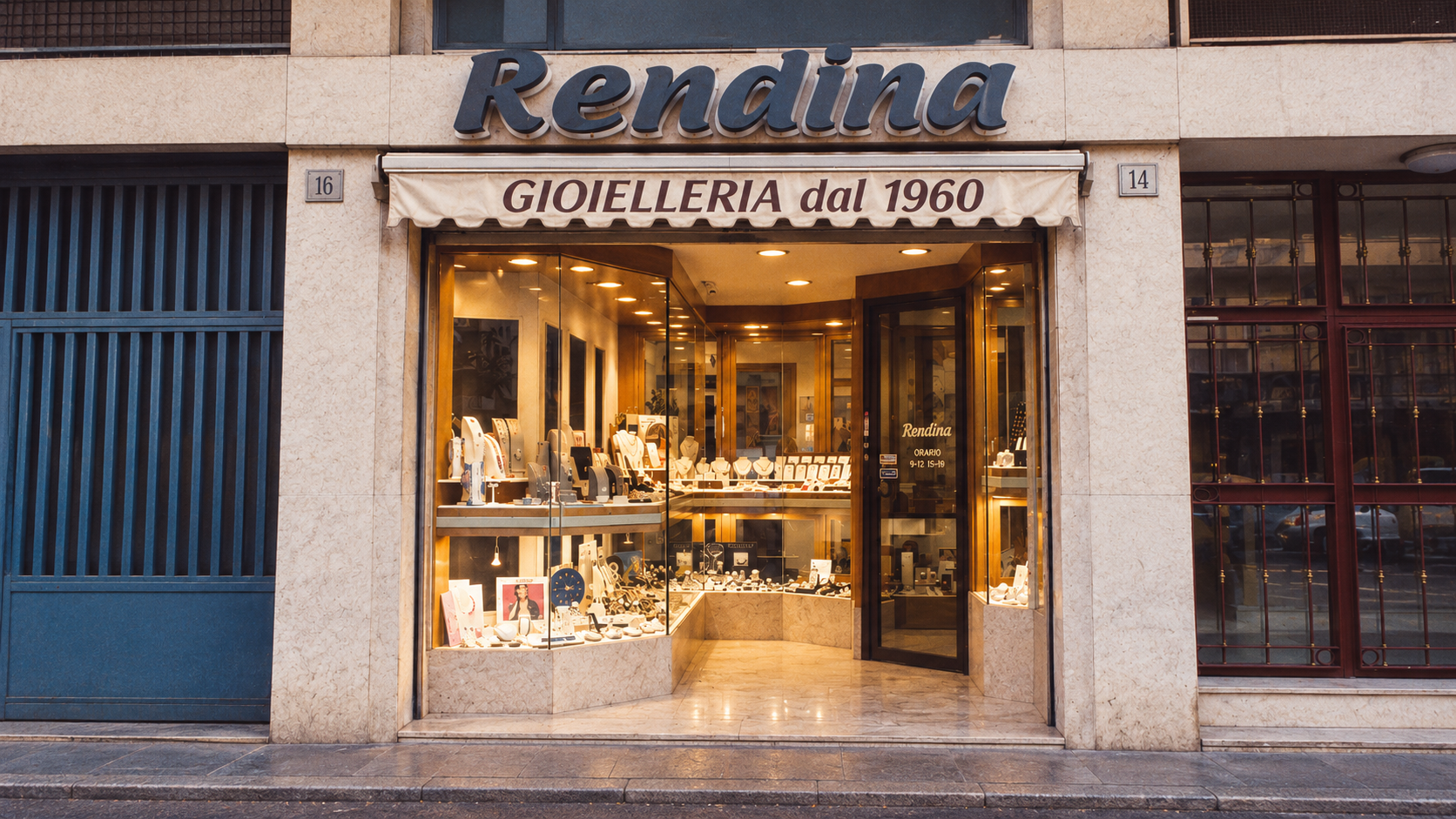 Vetrina esterna della Gioielleria Rendina con l'insegna e la tenda «Gioielleria dal 1960»