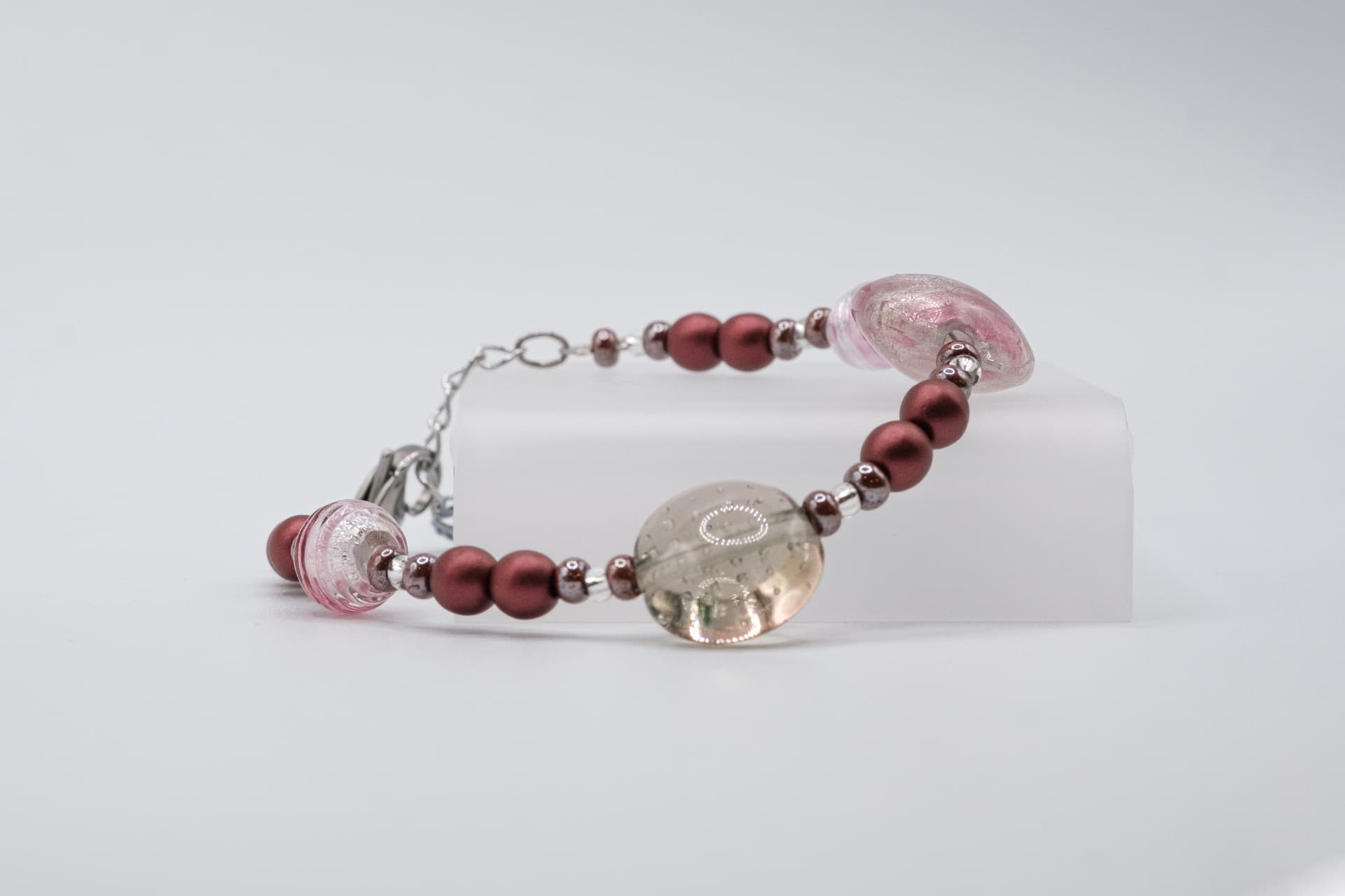 Bracciale con perle bordeaux e vetri di Murano rosa e ambra